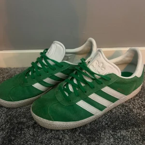 Adidas Gazelle - Riktig snygga skor som är sparsamt använda. Hör av er vid funderingar, pris kan diskuteras