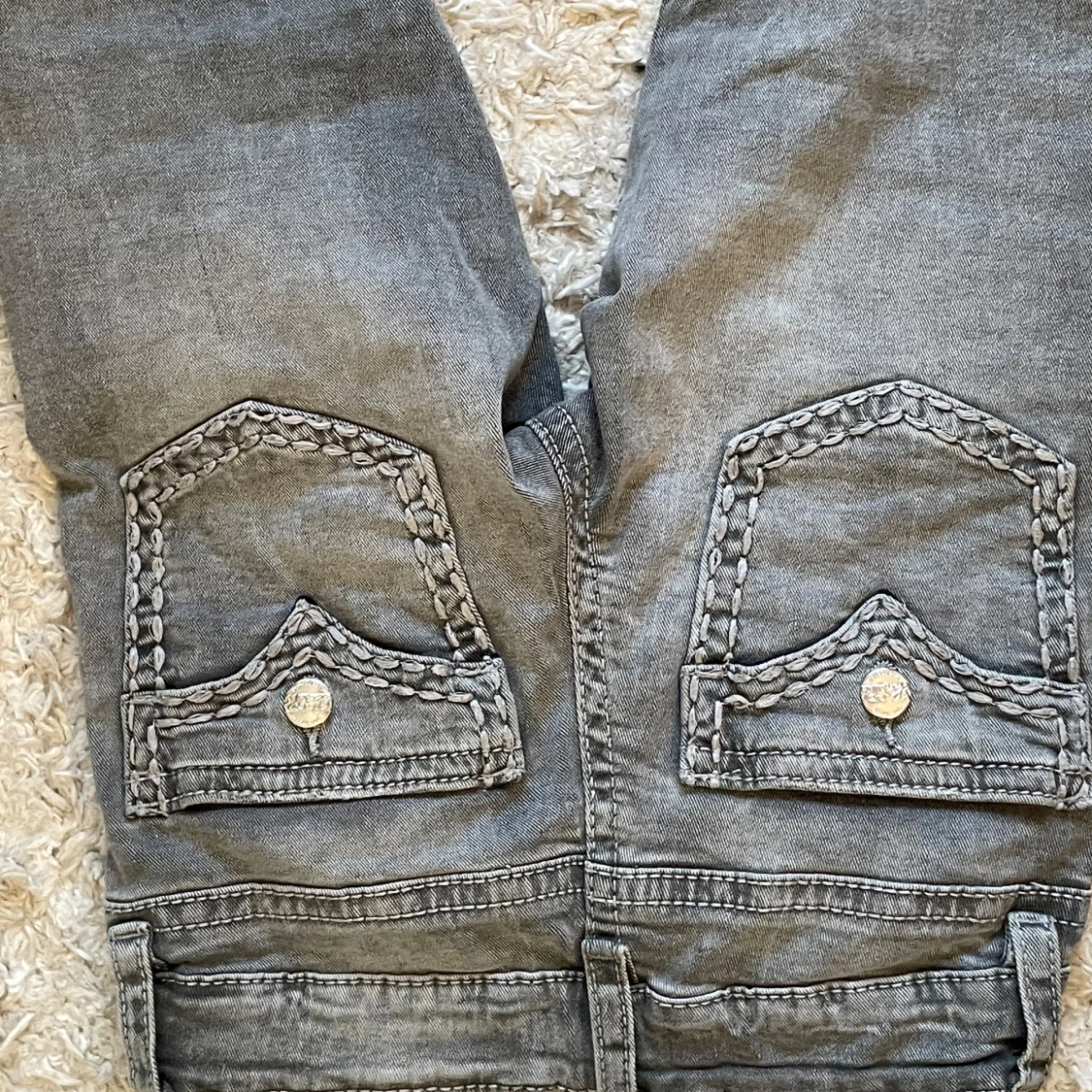 Grå jeans med broderade bakfickor🩵 - 3