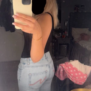 populära jeans från Nelly ( lågmidjade) - använder inte.. lite slitna nere vid fötterna.. inget som syns alls. Dom är i mycket bra skick 💖