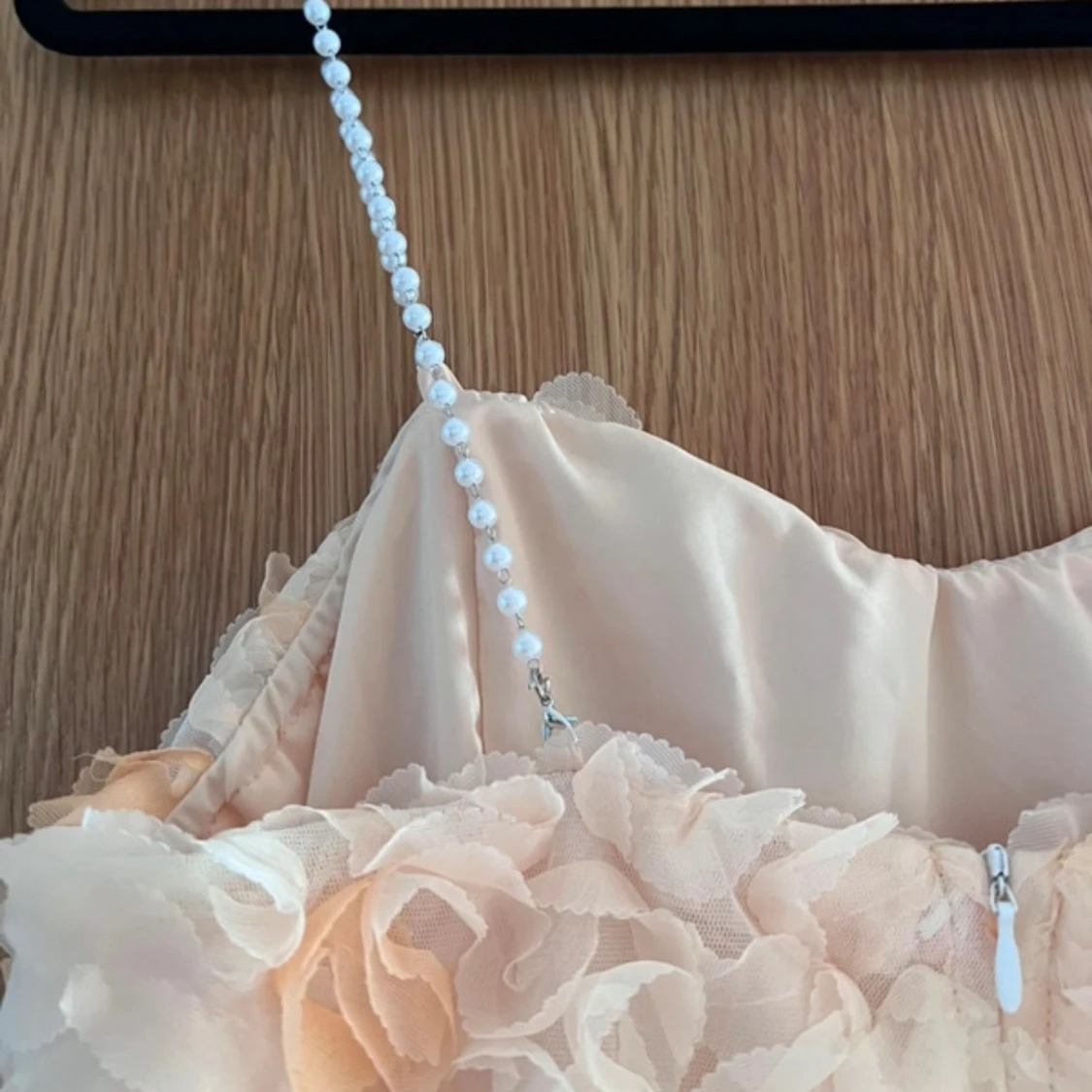 Champagnefärgad blommig kortklänning och 2 present  - 3