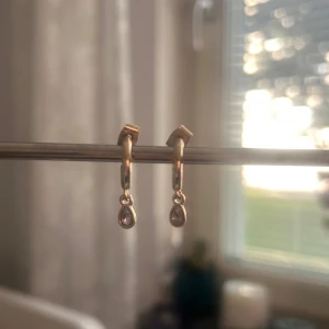 Örhängen - Supersöta örhängen i guldfärg med fin sten💫 aldrig använda