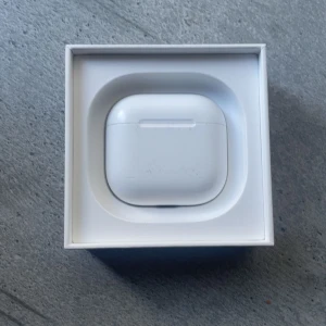 AirPods 4 - Apple AirPods 4 i originalförpackning. Trådlösa hörlurar i gott skick och fullt fungerande. Perfekt för musik, samtal. Laddare kommer med, pris kan diskuteras