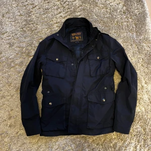 Woolrich fieldjacket  - Säljer en riktigt snygg höstjacka från Woolrich i storlek S. Den är i mycket bra skick och har inga skador eller liknande. Bara att höra av sig vid intresse!