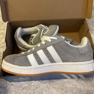 Campus gråa adidas sneakers skor - Snygga gråa campus skor som jag endast använt en gång. De är i storlek 38 och bekväma. 