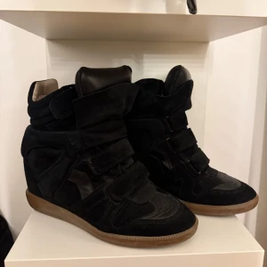 Isabel marant skor - Säljer mina älskade isabel marant skor, de är i superfint skick och köpta från vestiaire💗💗 storlek 40 men passar mer 38/39💗💗