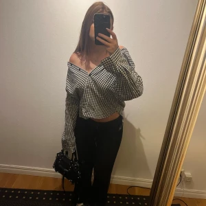 Blus - Snygg svartvit rutig skjorta från Campus med klassisk krage och långa ärmar. Perfekt för en stilren look. Skjortan har en avslappnad passform och är tillverkad i ett bekvämt material. Aldrig använd, toppen kvalitet! Skriv vid frågor💗