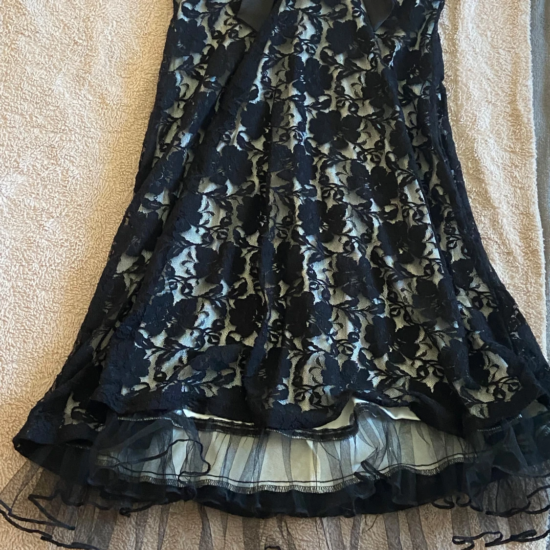 Svart spets klänning - 4