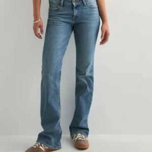Superlow boot Levi’s jeans  - Säljer ett par klassiska Levi's jeans i blå denim. Jeansen har bootcut passform, fem fickor och låg midja. Snygg tvätt med lätt slitning och raka ben som går ut lite nertill. Byxorna är lite slitna nedtill. Bara att be om fler bilder💕