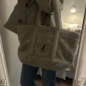 Polo Ralph Lauren teddy väska! - Säljer min superfina teddy väska från Polo. Nytt skick och jätte fin, får plats med alla ens skol/arbetssaker. Finns inte att köpa längre! Köpt i Danmark för 4800kr -Ge gärna prisförslag men håll det rimligt! 💞 skriv för fler bilder eller om ni har frågor!