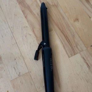 Locktång Björn Axén  - Locktång från Björn Axén, knappast använd, 25mm ger fina lockar, säljer pga av jag inte använder, Ny pris 695, kan försöka hitta box 