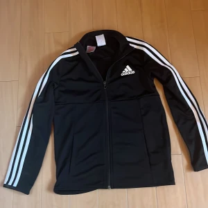 Adidaströja (använd några få gånger) - En svart addidaströja med storleken 150 passar bra till idrott passar också bra för barn i 10-11 års åldern