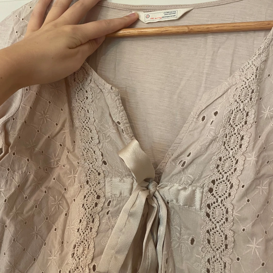 Beige blus med spets och knytband - 2