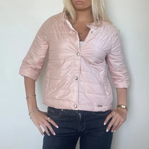 Rosa Herno liknande jacka!  - Följ för liknande plagg! 💕Rosa Herno liknande jacka med krage och trekvartsärm. Perfekt för höst och vår storlek S i perfekt skick! Tryck köp nu! TK-0039