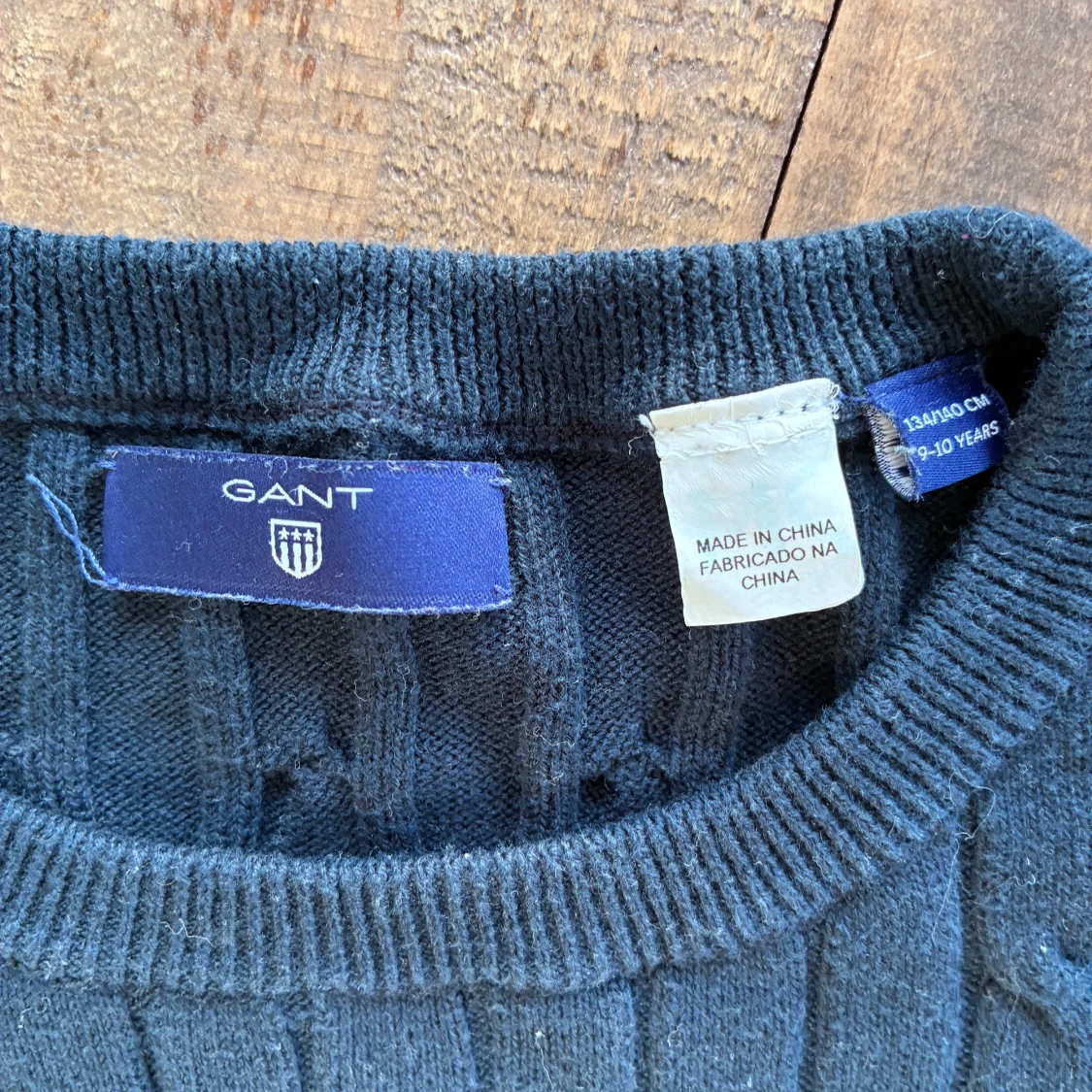 Mörkblå stickad tröja från GANT - 1