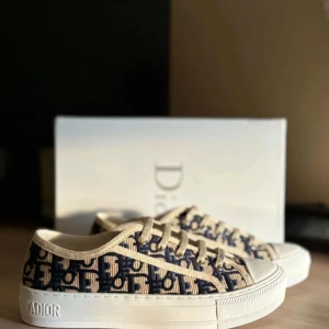 Dior sneakers  - Helt oanvända dior sneakers som säljs då de är för små för mig tyvärr. Strl 39, true to size
