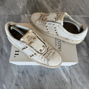 Valentino skor - Valentino Rockstud - Skick: Bra skick, gått upp lite i sidan, hälen och nya innersulor - Tillbehör: Valentino kort - Nypris: 6000kr - TrendWardrobe
