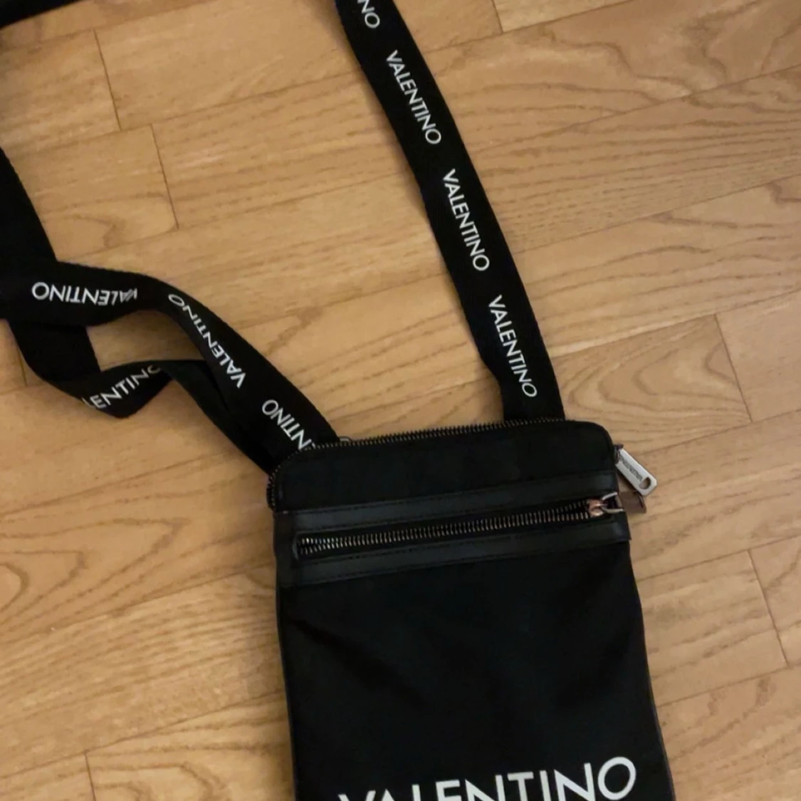 Svart axelväska från Valentino