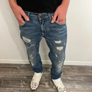 Blå original slitna jeans från Tiger of Sweden modellEvolve 31/34 - Modell:178 cm och väger 67 kg😂. Skick 7,5/10 inget som syns.  Om du har en fråga fråga mig då🙌