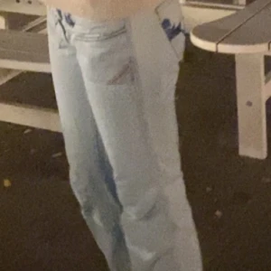 Ljusblåa lågmidjade bootcut jeans  - Säljer ett par ljusblåa lågmidjade jeans med snygga blåa fickor. Använda några gånger men köpa på Plick sen innan                                                      En knapp borta men inget som syns eller märks          Storlek: S innerben =88cm midja =36 ( passar mig som är 173)                                                                          Pris kan diskuteras!💗