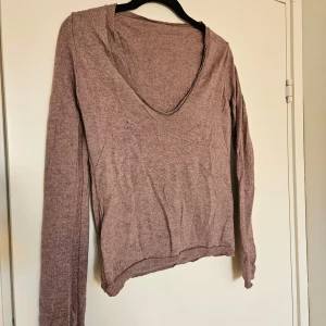 Zadig&Voltaire tröja - Mysig ljuslila stickad tröja med v-ringning och långa ärmar. Tröjan har diskreta håldetaljer längs sidorna och är lätt och tunn i materialet. Lapparna är tyvärr bortklippta men loggan syns på bild 3