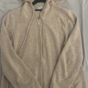 Beige kashmir hoodie - Säljer pga att jag har växt ur den!