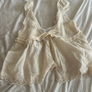 Beige spetsdetaljerad linnetopp - Topp från zara aldrig använd med Söt knytning framtill och broderade. Prislapp kvar