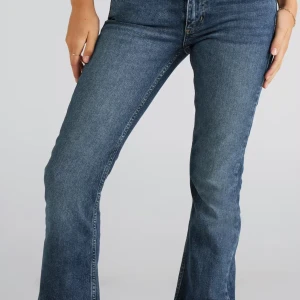Snygga mörkblå low waist jeans! - Supersnygga, knappt använda, se jätteliten fläck-sista bilden. Hör av dig vid frågor eller fler bilder💗💗