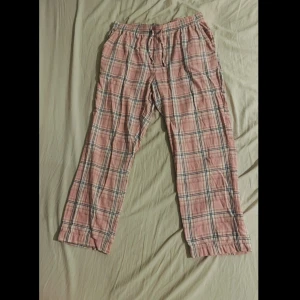 Pyjamasbyxor från Lager157 - Rosa-rutiga pyjamasbyxor från Lager157. Storlek M, passar mig med S också! Använda men i bra skick. Nypris: 150kr. Kontakta mig för funderingar. Fler bilder kan fixas om så önskas!