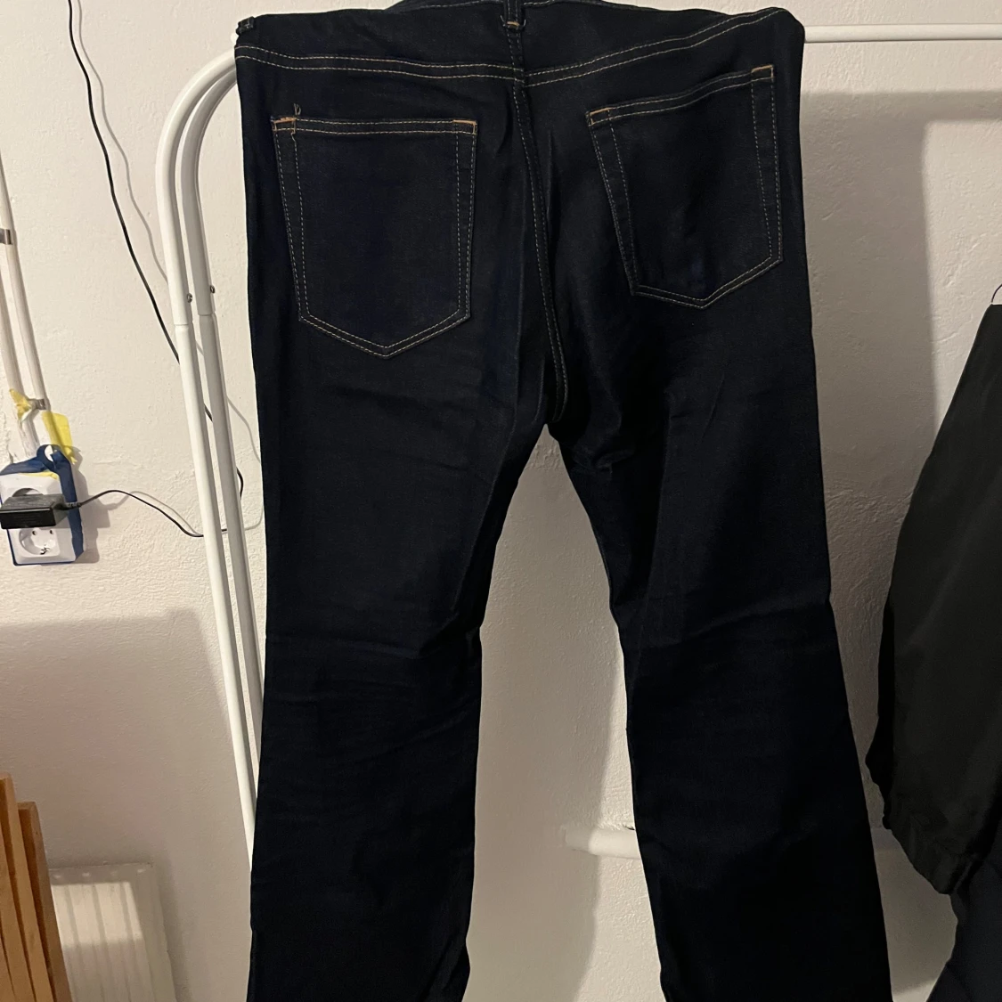 Mörkblå bootcut jeans i stl 42 - 3