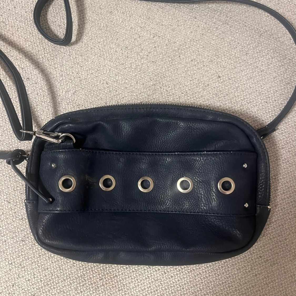 Mörkblå axelremsväska