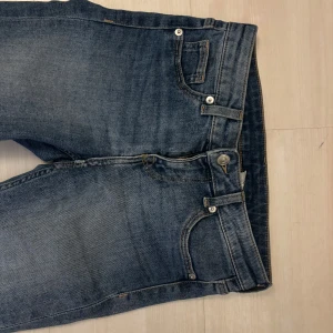 Blå bootcut jeans - Ett par klassiska blå bootcut jeans från h&m i storlek 34