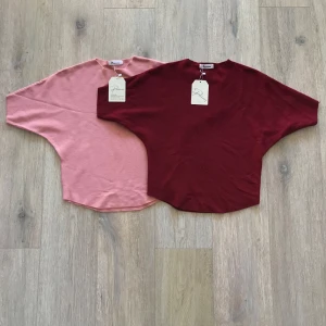 Två fina toppar  - Jättefina och sköna toppar som är tajtare vid midjan och lösare mer upp 😍. Den ena är rosa och den andra vinröd.                                                 Pris/st: 199 kronor!                                    Pris tsm: 329 kronor!                               Aldrig använda och prislappen är kvar, skriv för frågor ☺️ 