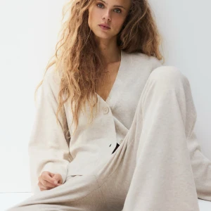 Beige mjukisbyxor med wide fit - Säljer detta mjukis sätt från hm!!! Aldrig andvänd jätte fint skick! Tröjan kostar 399 och byxan 349 normalt. 