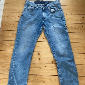 H&M blå jeans regular fit herr - Säljer ett par jeans från H&M regular fit med elastisk midja. 