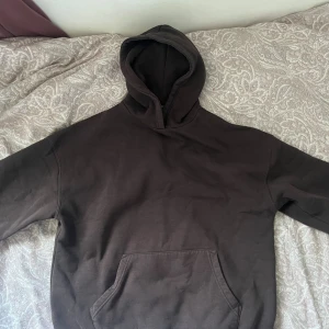 Mörkbrun hoodie med magficka - En  mörkbrun hoodie som är jätte skön o nästan helt ny .Har inte kunnat använda den för den va stor på mig men annars e de inget fel på den jätte fin hoodie  e den.