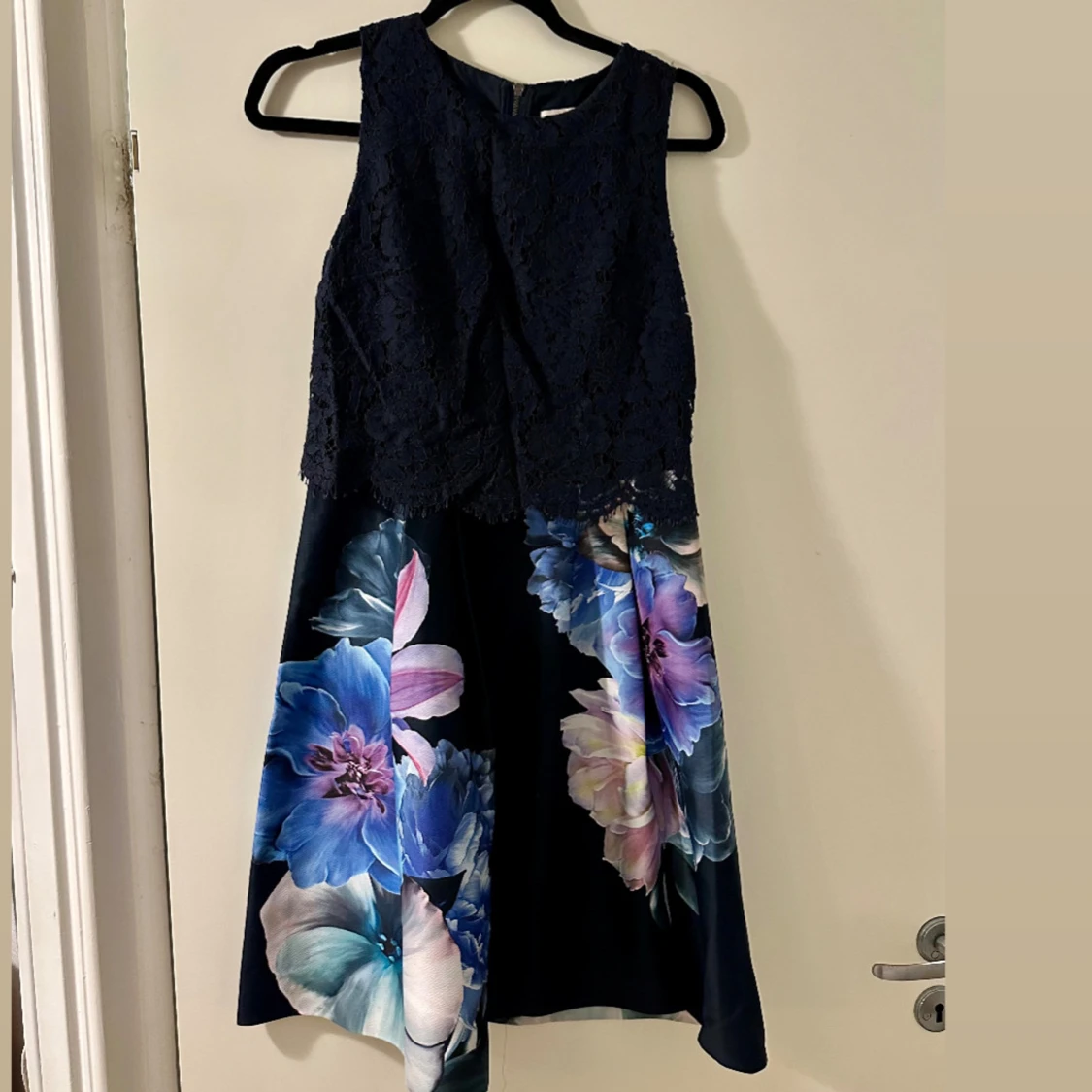 Mörkblå spetsklänning med blommigt mönster  - 1