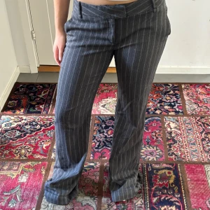 Randiga kostymbyxor - Ett par fina randiga kostymbyxor från Zara basic. De är väldigt långa för mig så skulle säga att de passar för någon runt 175cm, är väldigt fina runt midjan. Använda men i bra skick. Storlek 42. Hör av dig vid frågor och priset går att diskuteras💕