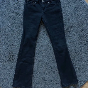 Svarta bootcut jeans från Perfect Jeans - Svarta jeans från Gina tricot. Köpta nyligen på Vinted, men var tyvärr för små. Dem är i super fint skick. 