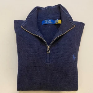 Polo Ralph Lauren halv zip M - Marinblå Polo Ralph Lauren half zip //  Storlek M //  Mycket bra skick //  Skriv vid insta fråga eller fundering💯🤝
