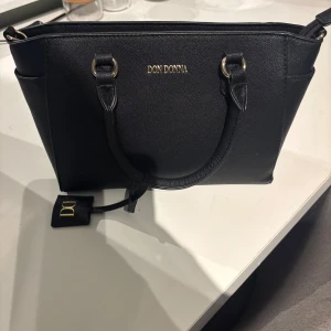 Snygg svart väska🤩 - Nu säljer jag min super snygga handväska från glitter den är använd en gång, jag följer den för att den inte kommer till användning. Den har inga tecken på användning.💕