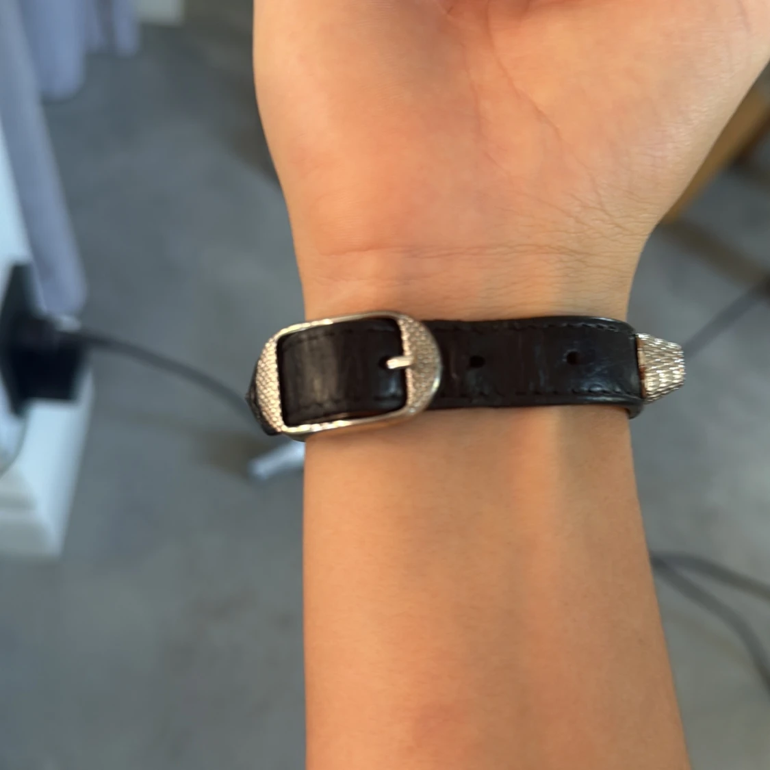 Svart smalt bälte med silvernitar - 1