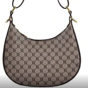 En väldigt fin axelväska som passar till alla typer av outfits🫶🏽 - Jättegullig väska, använd ett par gånger men helt ny och inga skador.☺️