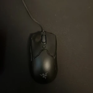 Razer Viper mini  - Razer Viper gamingmus med kabel, känt för sin lätta design och snabba respons. Svart färg med Razer-logotyp. Musen är i gott skick med mindre tecken på användning, inga synliga större repor eller skador. Perfekt för gaming och precisionsarbete.