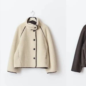 Beige/vit  teddyjacka med vändbar design - Supermjuk och vändbar teddyjacka i beige och mörkbrun med svarta knappar och kontrastdetaljer. Ena sidan är fluffig teddy och andra sidan är slät mörkbrun med teddyfoder. Hög krage och bred passform, perfekt för kalla dagar.