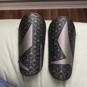 Benskydd -  benskydd i storlek L (160-180 cm) inte använda mycket ,bra skick! Säljer då jag inte spelar fotboll längre men dom sitter bra , har klippt av banden som va där för att dom var obekväma när jag spelade men funkar ännu bättre utan