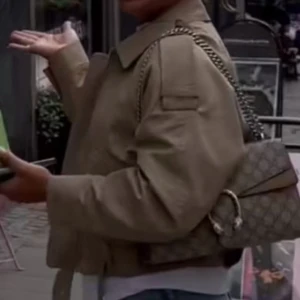 Beige kort trench  - Då korta trenchar äntligen är tillbaka kollar jag intresse på min som tyvärr inte längre passar mig, därför lånar jag bilder från saga stq som har en likadan. Onesize men skulle säga att det är som en medium som även sitter fint på S och L. Nypris ≈ 500 säljer för 200. 