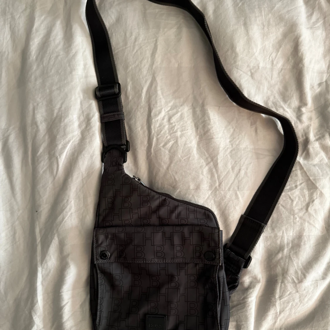 Svart axelväska från Hugo Boss