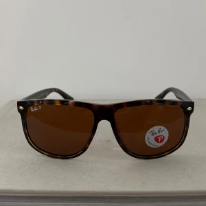 Löningserbjudande på Rayban ”boyfriend” polarized - Säljer nu dessa oanvända Rayban ”boyfriend” polarized med ett litet löningserbjudande, gäller fram till den 1a oktober