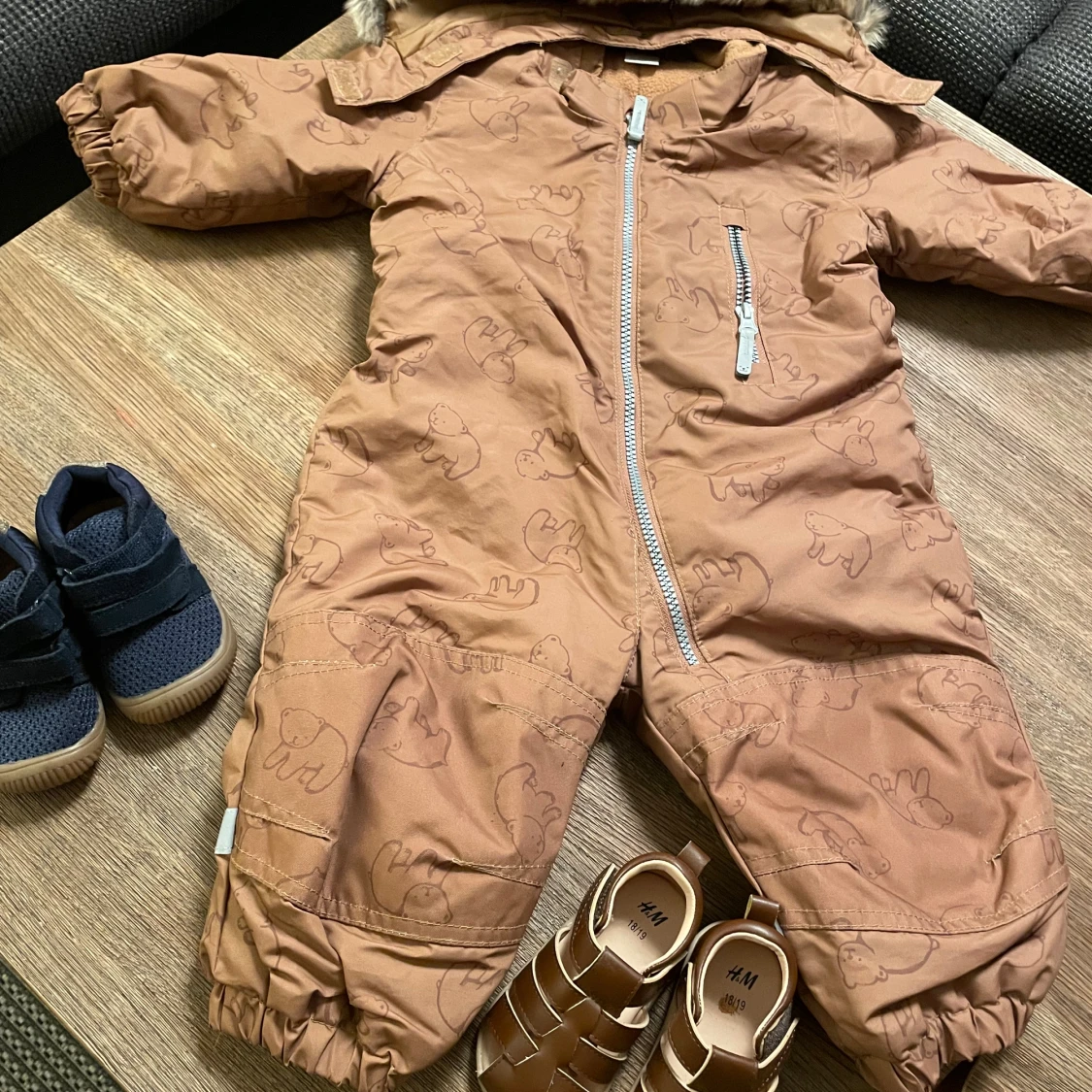 Barn kläder och två skor 