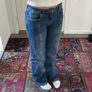 Fina jeans från Bik Bok - Ett par jättefina blåa jeans från Bik bok, med fina detaljer längs med benen. De är använda som man kan se på sista bilden men annars i bra skick. Waist:27 och length:32. Hör av dig vid frågor, priset går att diskuteras💕